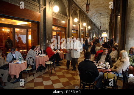 Menschen in der Gran Cafe Quadri in Venedig, Italien Stockfoto