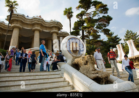 Spanien Barcelona trockenen Brunnen Eingang zum Parc Güell entworfen Antoni Gaudi Architekt Besucher auf Treppen Trockenheit Stockfoto