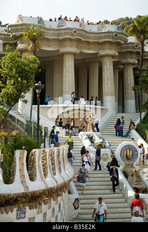 Spanien Barcelona trockenen Brunnen Eingang zum Parc Güell entworfen Antoni Gaudi Architekt Besucher auf Treppen Trockenheit Stockfoto