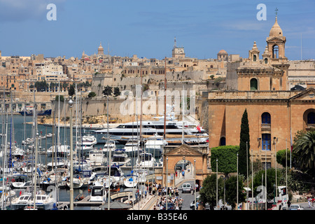 Vittoriosa Jachthafen und Kirche San Lawrenz, Fort St. Angelo und Valletta, Malta Stockfoto