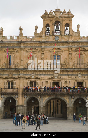 Spanien Salamanca Studentengruppe stehen auf Balkon des Rathauses in Plaza Mayor großen Platz mit Rathaus Stockfoto