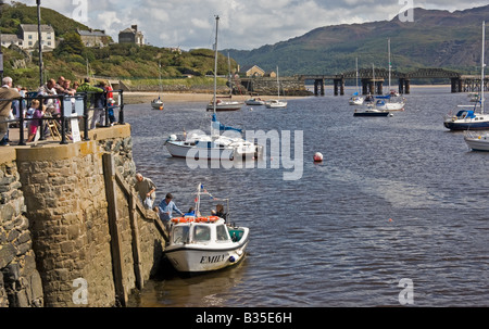 Barmouth Hafen Mitte Wales zeigt Passagiere aussteigen aus kleinen Fähre Stockfoto