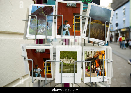 Postkarten zum Verkauf in der Stadt Galway, Irland Stockfoto