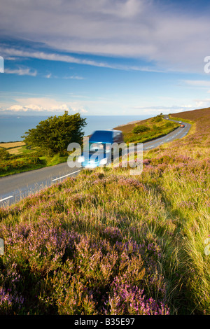 Wohnmobil mit Touristen fahren durch den Exmoor National Park im Sommer Somerset England Stockfoto