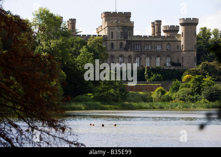 Menschen schwimmen im See von Eastnor Castle am Geheimnis schwimmen, The Big Chill Festival 2008, Eastnor, Herefordshire Stockfoto