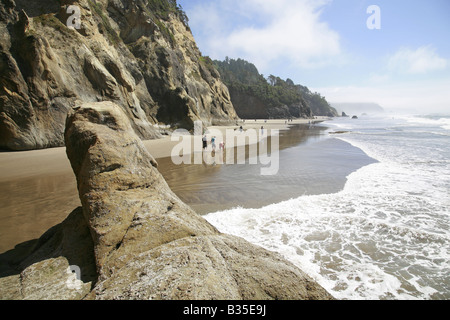 Besucher Fuß entlang des schönen Strandes im Hug Point State Park in der Nähe von Cannon Beach Oregon an der Pazifikküste Stockfoto