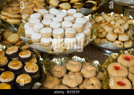 Spanien Barcelona verschiedene Kekse und Gebäck im Bäckerei-Fenster auf Tabletts angezeigt Stockfoto