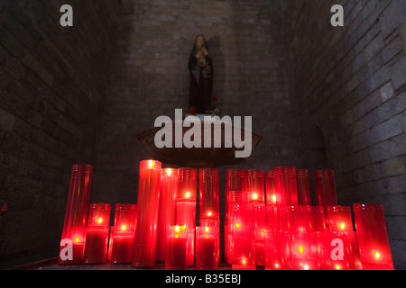 Spanien Barcelona Rot Votiv-Kerzen brennen im Inneren der Kirche von Santa Maria del Mar in Ribera Viertel Stockfoto