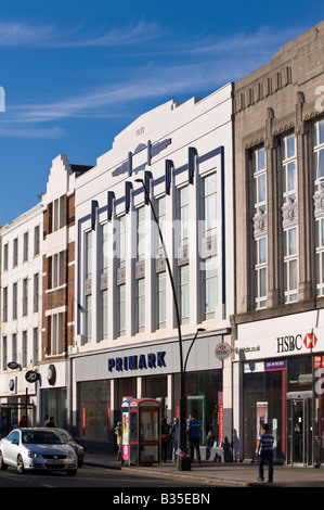 Geschäfte und Fußgänger auf Kilburn High Road NW6 London Vereinigtes Königreich Stockfoto