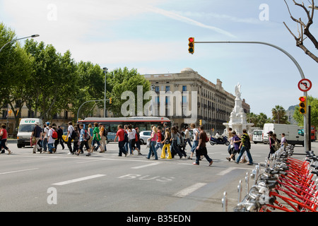 Spanien-Barcelona-Reihe von Bicing Mietfahrräder auf Gehweg Fußgänger Straße in Zebrastreifen überqueren Stockfoto