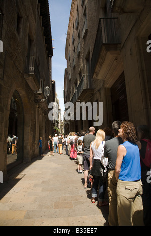 Spanien Barcelona Besucher warten in der Schlange zum Picasso Museum betreten Stockfoto