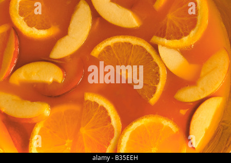 Scheiben von Orangen und Äpfel in eine Schüssel mit Punsch. Stockfoto