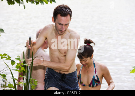 Menschen in den See am Geheimnis schwimmen, The Big Chill Festival 2008, Eastnor, Herefordshire Stockfoto