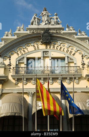 Spanien Barcelona Architekturdetails und Fahnen am Hafen von Barcelona Gebäude entlang am Wasser Stockfoto