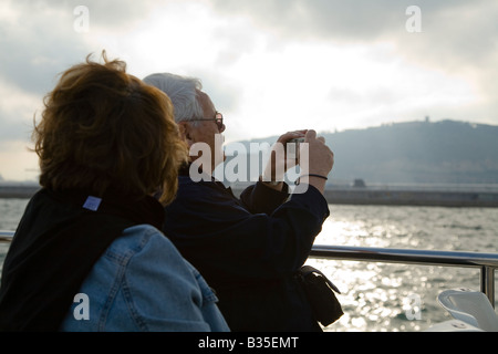 Spanien betrachten Barcelona vom Ausflugsboot auf Hafen und Uferpromenade des Montjuic Menschen Foto mit Digitalkamera Stockfoto