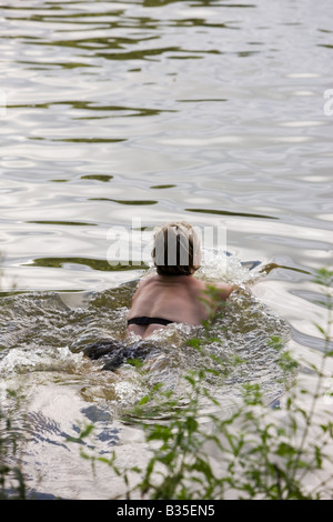 Frau im See am Geheimnis schwimmen, The Big Chill Festival 2008, Eastnor, Herefordshire Stockfoto