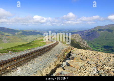 Auf der Suche nach Llanberis Weg Richtung Clogwyn Bahnhof auf der Snowdon Bergbahn mit Blick auf Llanberis Pass Stockfoto