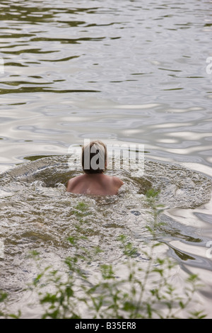 Frau im See am Geheimnis schwimmen, The Big Chill Festival 2008, Eastnor, Herefordshire Stockfoto