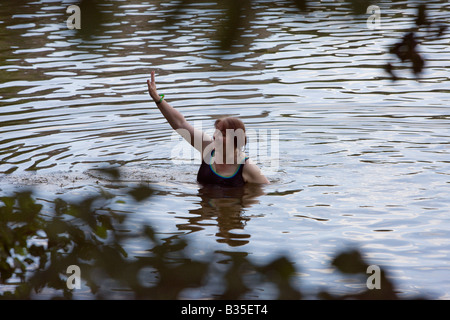 Frau im See am Geheimnis schwimmen, The Big Chill Festival 2008, Eastnor, Herefordshire Stockfoto