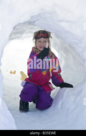 Mädchen in einem Schnee-tunnel Stockfoto