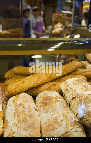 Spanien Barcelona Brote frisch gebackenes Brot auf dem Display Stand in La Boqueria produzieren Markt Stockfoto