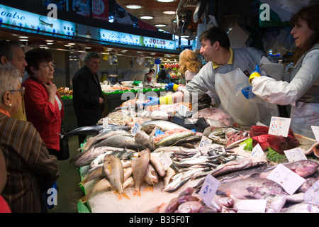 Spanien Barcelona Fischhändler anzeigen Frischfisch an Kunden in La Boqueria Markt mehrere Sorten auf display Stockfoto
