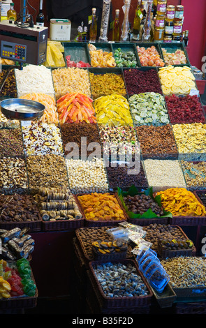 Spanien Barcelona Lagerplätze von getrockneten Früchten und Nüssen auf dem Display an La Boqueria produzieren Markt Stockfoto