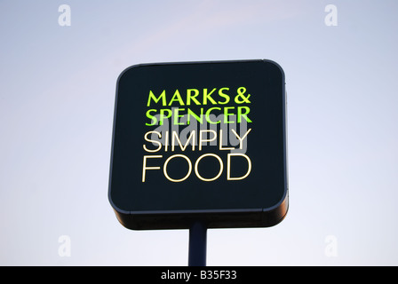 Mark & Spencer einfach Lebensmittelgeschäft Zeichen, Moto-Dienstleistungen, Reading, Berkshire, England, Vereinigtes Königreich Stockfoto