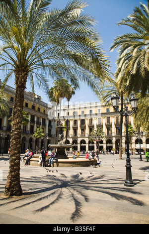 Spanien Barcelona Palmen und Brunnen im Placa Reial neoklassischen quadratische plaza Stockfoto