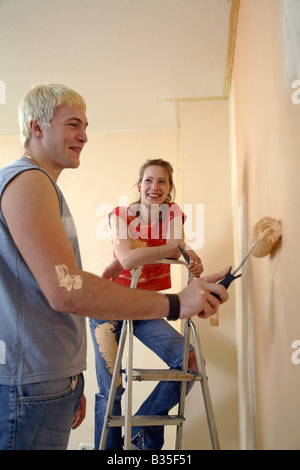 Junges Paar Gemälde die Wände in ihrer neuen Wohnung Stockfoto