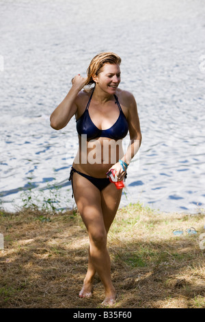 Frau am See am Geheimnis schwimmen, The Big Chill Festival 2008, Eastnor, Herefordshire Stockfoto