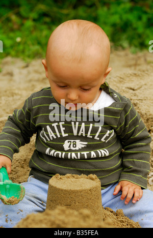 Baby junge Jungen in Sand Grube spielen Spielzeug Spielplatz 1-2 Jahre Stockfoto