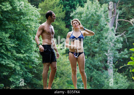 Mann und Frau durch einen Pool im Geheimnis zu schwimmen, The Big Chill Festival 2008, Eastnor, Herefordshire Stockfoto