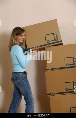 Junge Frau bewegt sich in Stockfoto