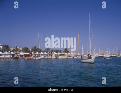 Szene in Regatta Dorf während der XXIV TROFEO ALMIRANTE CONDE DE BARCELONA Classic Boote Segelregatta, Palma De Mallorca. Stockfoto
