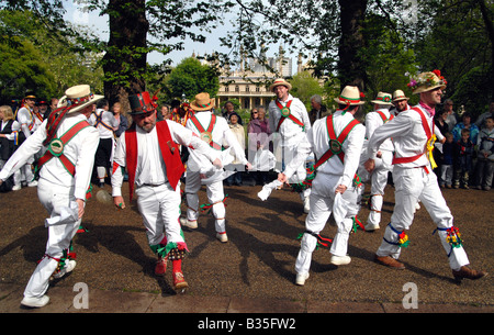 Traditionelle englische Morris Dancers Durchführung unter freiem Himmel während der Brighton Festival, UK Stockfoto