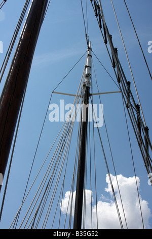 Die zwei Masten und Takelage Seil der roten Hexe ship bei den maritimen Festiville in Port Washington, Wisconsin Stockfoto