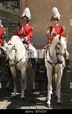 Spanien Barcelona montiert Bandmitglieder auf weißen Pferden rote Uniform und Federn im Hut Teil der Tag des Aufstiegs-Feier Stockfoto