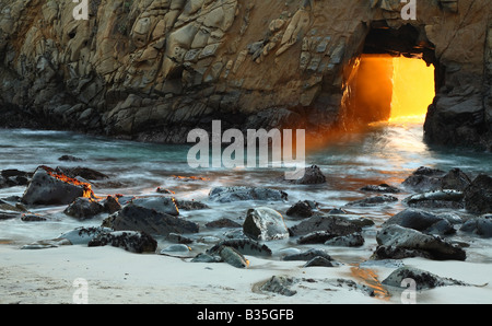 Lichtstrahl, der Bogen im Ozean Rock durchschimmern Stockfoto