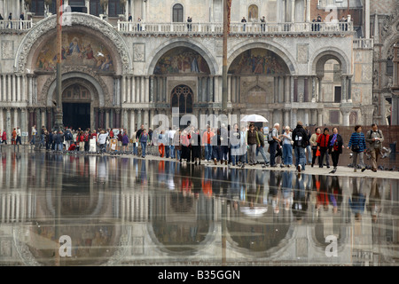 Besucher vor Markusdom, Venedig, Italien Stockfoto