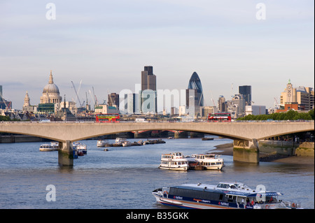 Waterloo Bridge über die Themse und die Skyline der Stadt von London London Vereinigtes Königreich Stockfoto