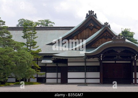 Dreifache Satteldach des Haupteingangs zu Omima Hall am alten Kaiserpalast in Kyoto auch bekannt als die Gosho Stockfoto