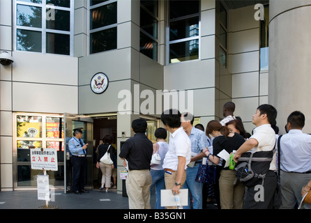 Menschen stehen in einer Warteschlange im Generalkonsulat der Vereinigten Staaten von Amerika-Büro in Osaka, Japan warten, um ein Visum zu bekommen Stockfoto