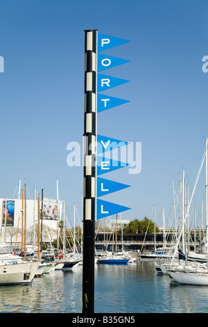 Spanien Barcelona Segelboote im Marina Port Vell Maremagnum Einkaufsmöglichkeiten und Aquarium komplexe entlang angedockt Stockfoto