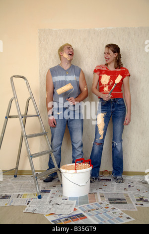 Junges Paar Gemälde die Wände in ihrer neuen Wohnung Stockfoto