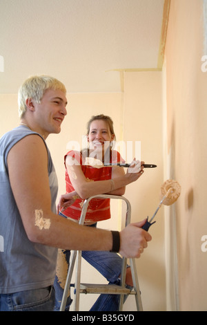 Junges Paar Gemälde die Wände in ihrer neuen Wohnung Stockfoto