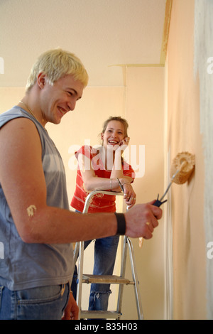 Junges Paar Gemälde die Wände in ihrer neuen Wohnung Stockfoto
