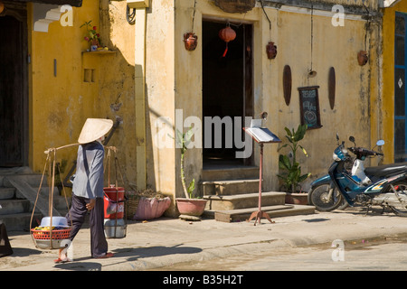 Eine Frau fährt nach dem täglichen Markt in Hoi an, Vietnam Stockfoto