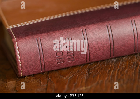 Heilige Bibel auf dem Tisch mit Text Stockfoto