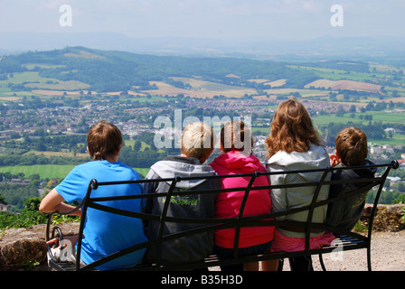 Kinder auf Bank, The Kymin, Aussichtspunkt, Monmouth, Monmouthshire, Wales, Vereinigtes Königreich Stockfoto